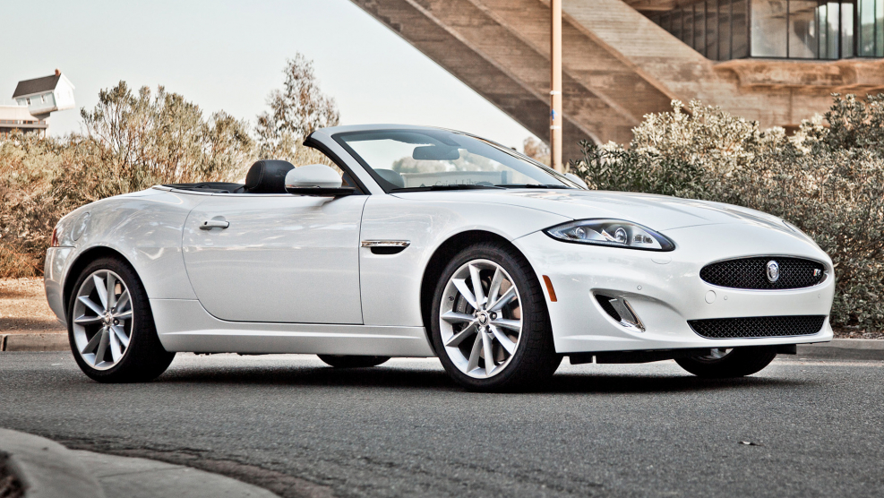 Белый Jaguar XKR кабриолет