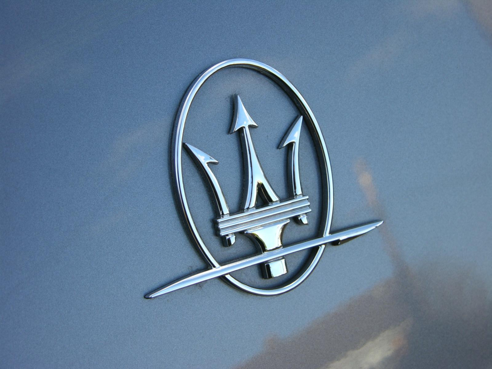 Maserati значок