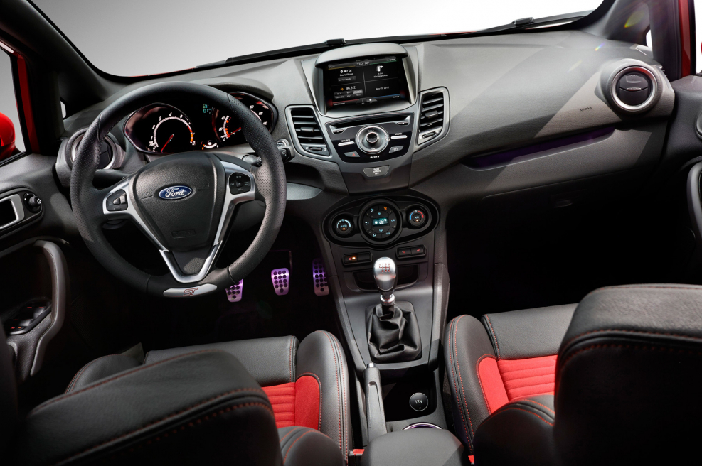 Ford Fiesta 2015 салон