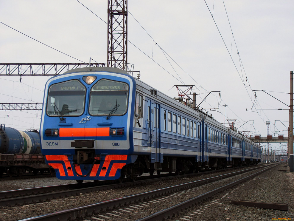 Пригородный поезд