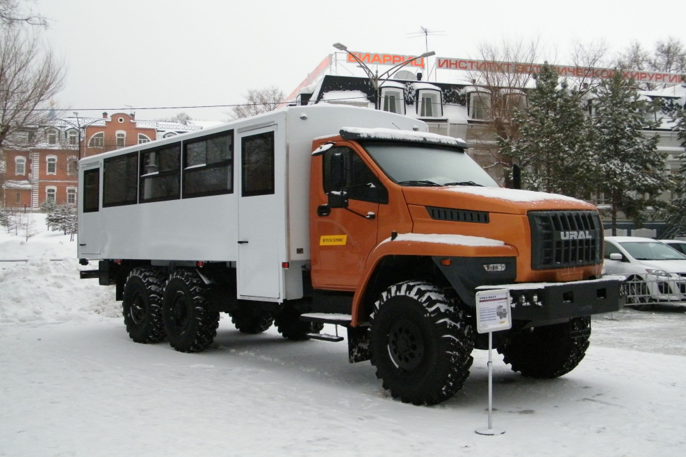 Вахтовый автобус Урал 4320 в кабине