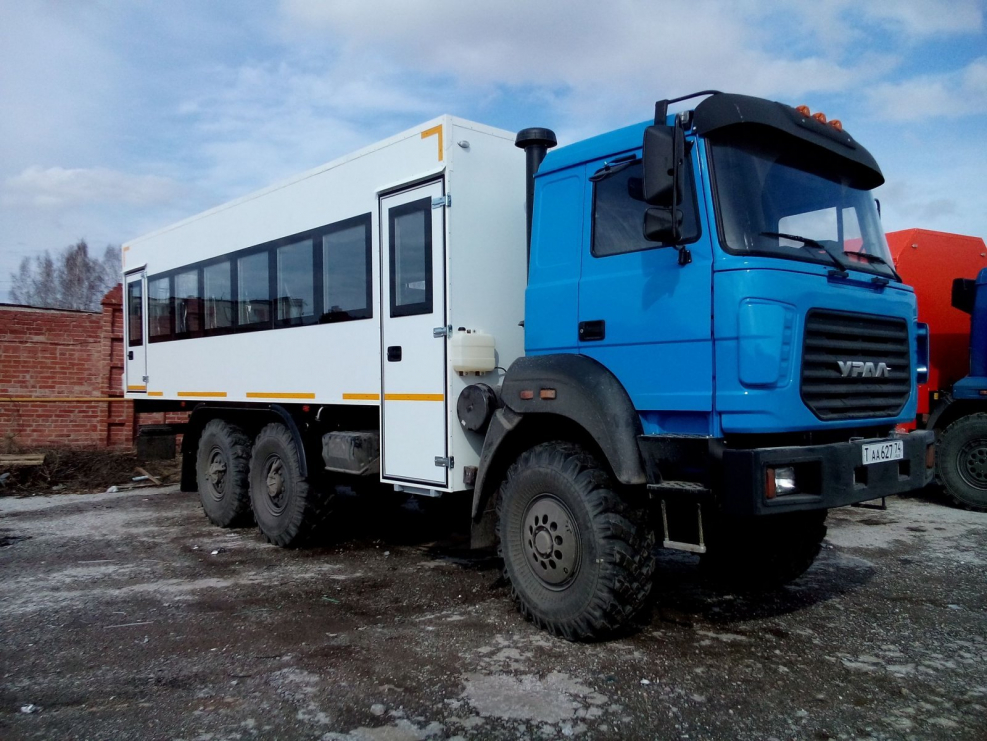 Урал вахтовка 8*8