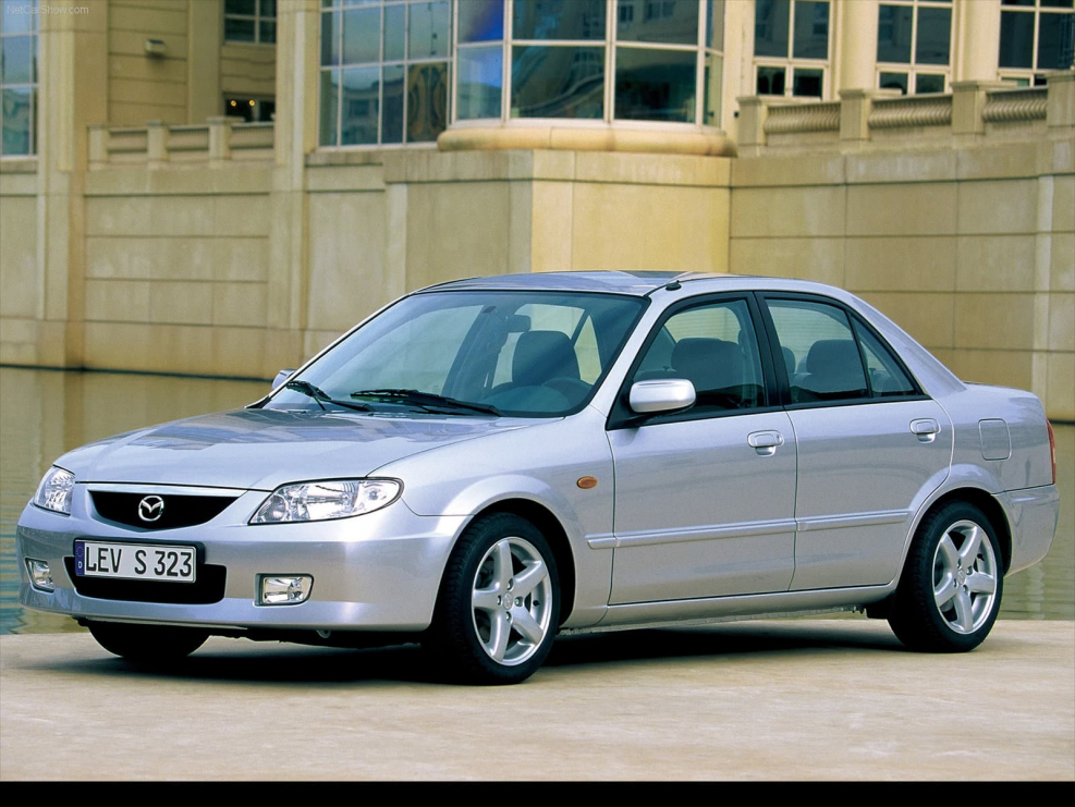 Мазда 323 2001 белая