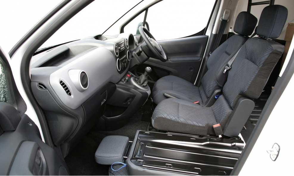 Peugeot partner салон 2008