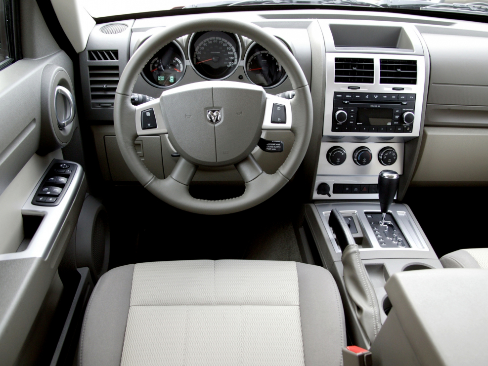 Dodge Nitro салон