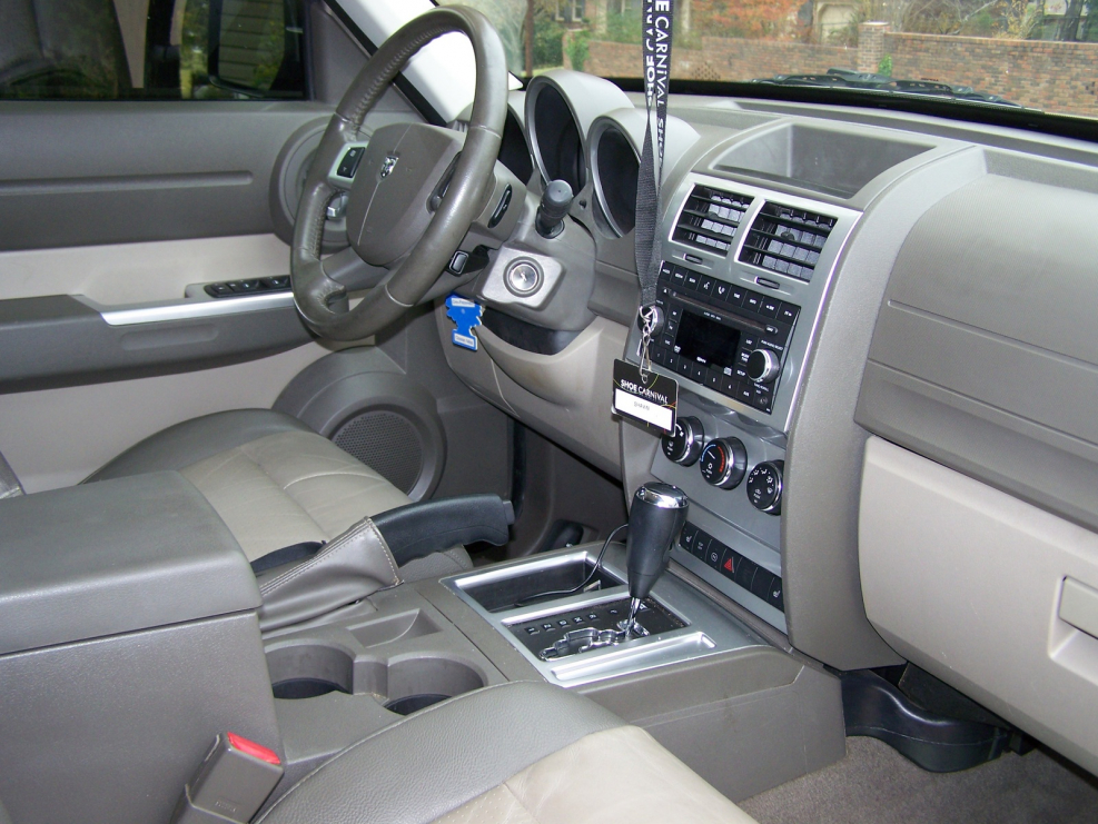 Dodge Nitro салон