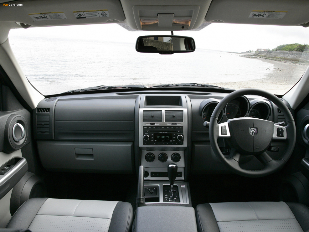 Dodge Nitro салон
