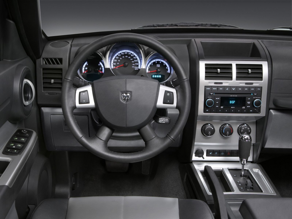 Dodge Nitro 2008 салон