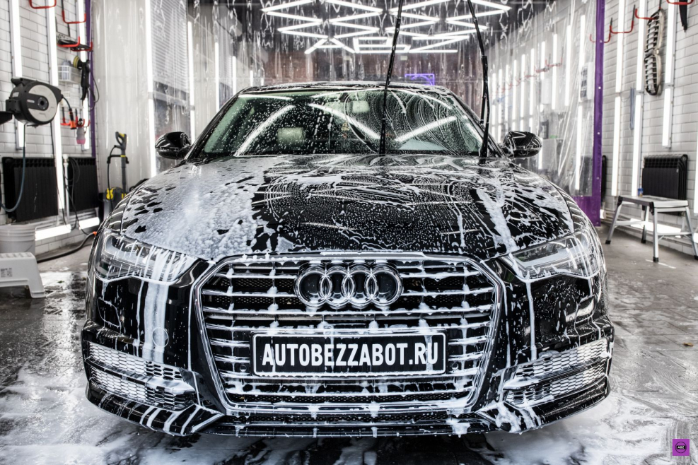 Автомобиль на автомойке