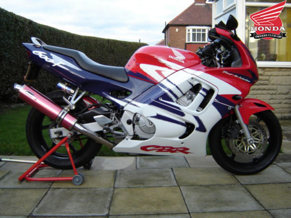 Белая Honda cbr600f3