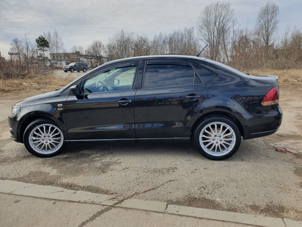 Черный VW Polo r17