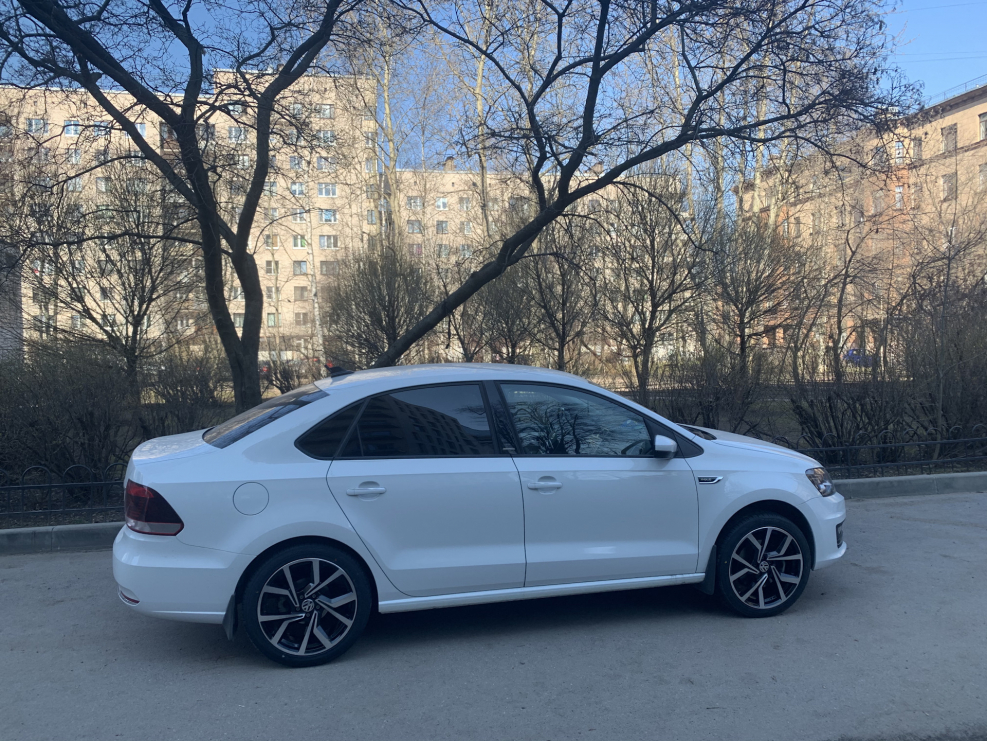 Volkswagen Polo лифтбек r17