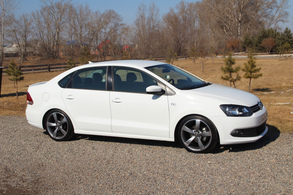 VW Polo sedan r17