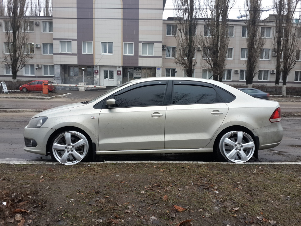 Polo sedan r17