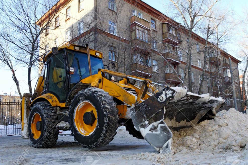 Погрузка снега трактором