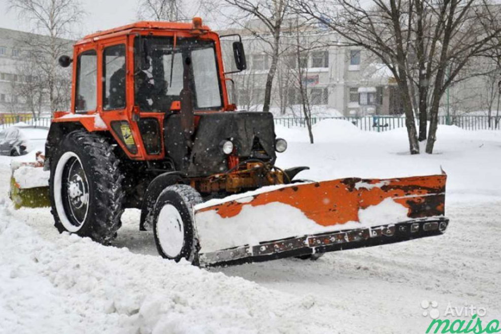 Расчистка снега трактором