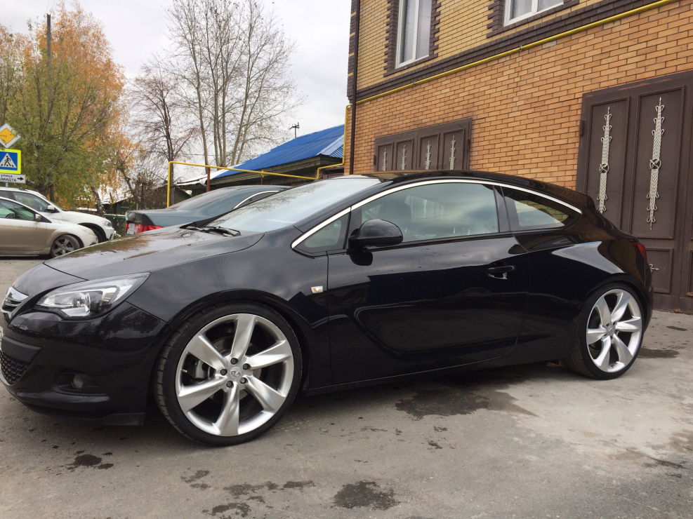 Opel Astra GTC 2013 черный