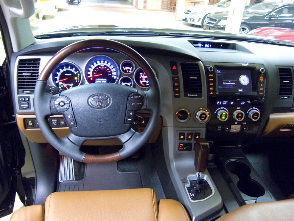 Панель Toyota Sequoia 2