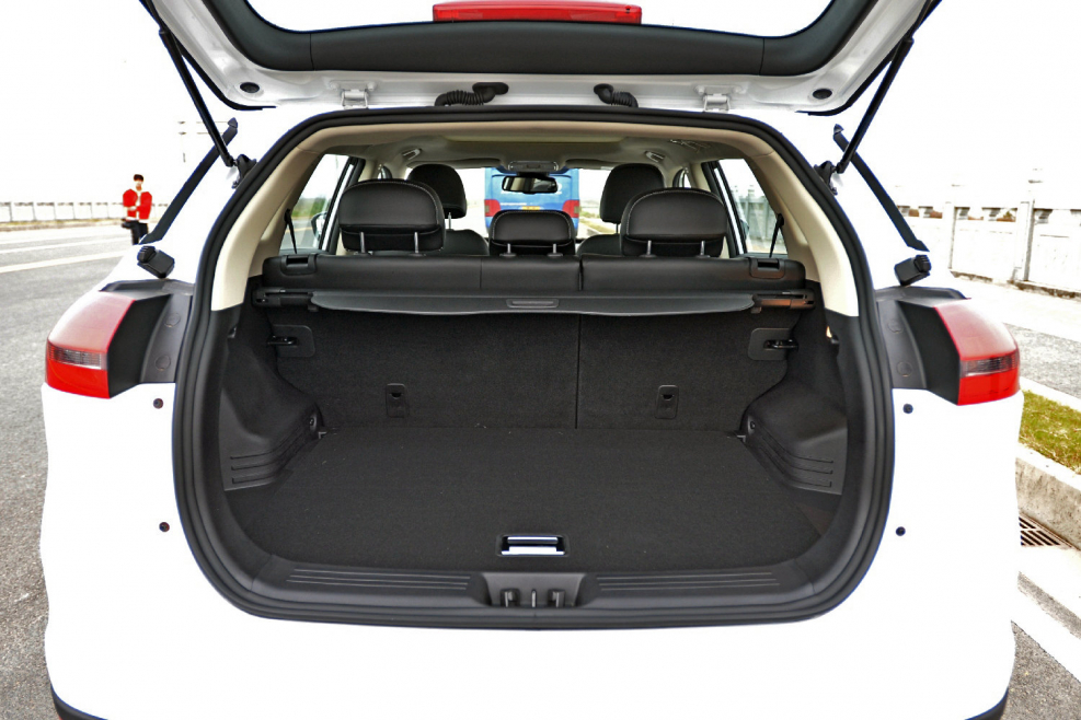 Свет в багажнике Geely Atlas