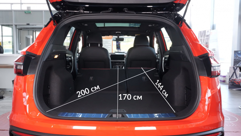 Geely Atlas белый салон