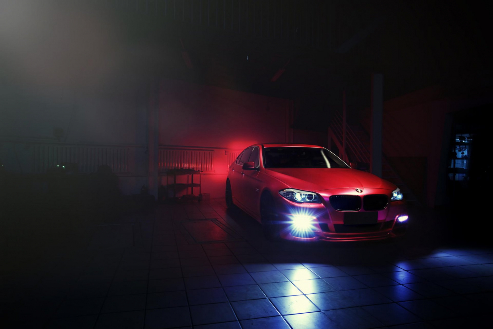 BMW m5 красный свет фар