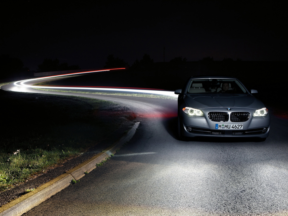Включи 10 ночи. BMW 5 f10. BMW f10 свет фар. BMW f10 в темноте. BMW m5 в темноте.