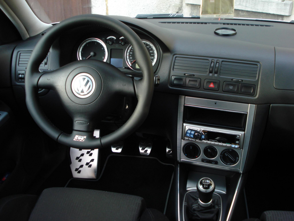 Golf 4 чёрный салон