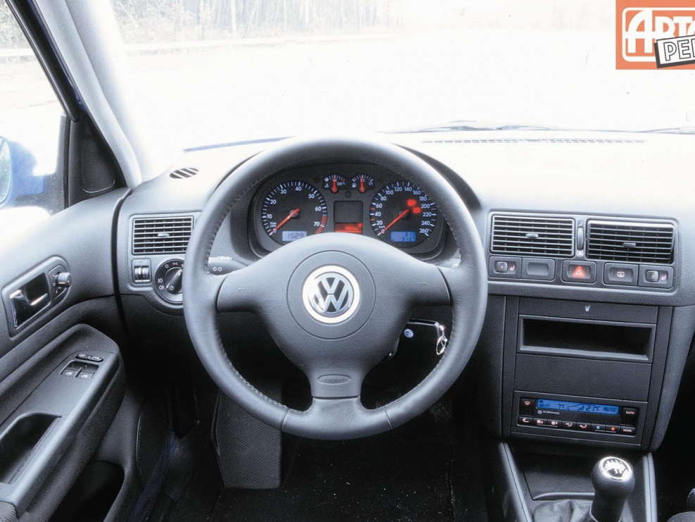 Volkswagen Golf 4 1.6 салон