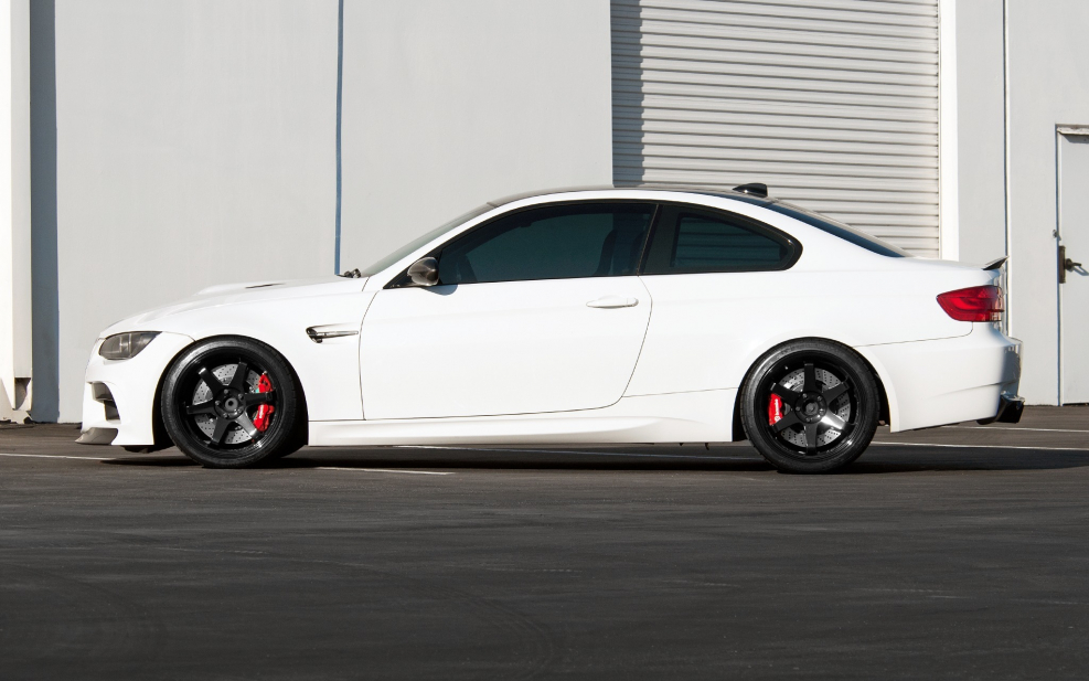 BMW m3 черная и колеса белые