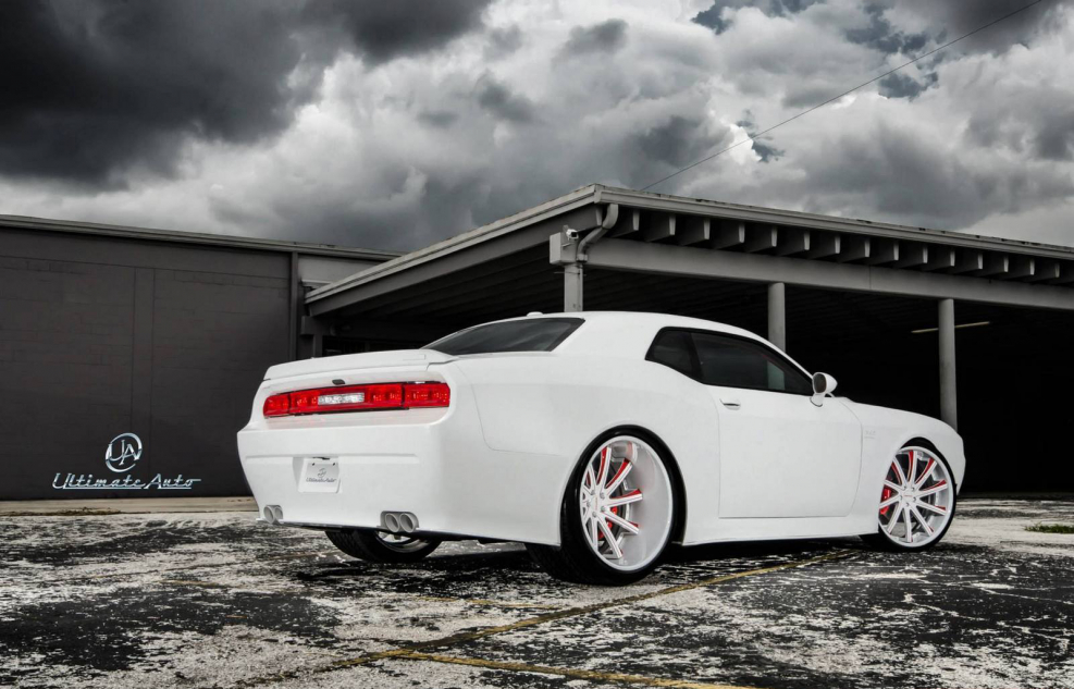 Dodge Challenger белый в обвесе