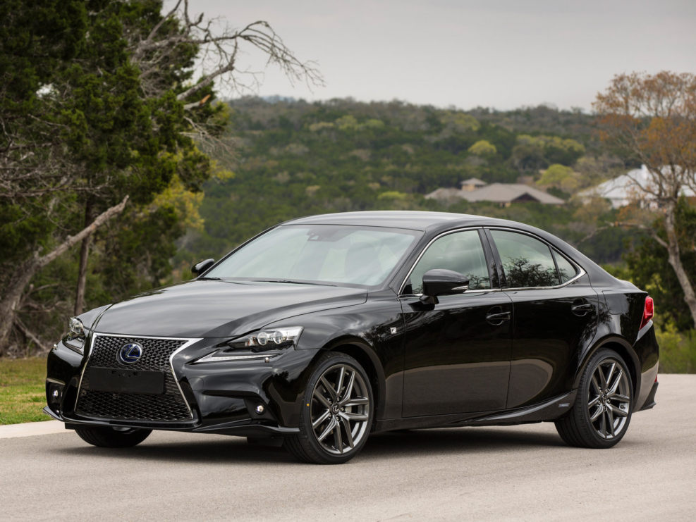 Lexus is 300h черный