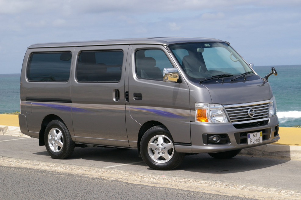 Микроавтобус Nissan Caravan
