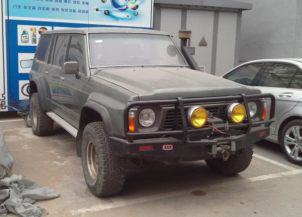 Nissan Patrol y60 белый