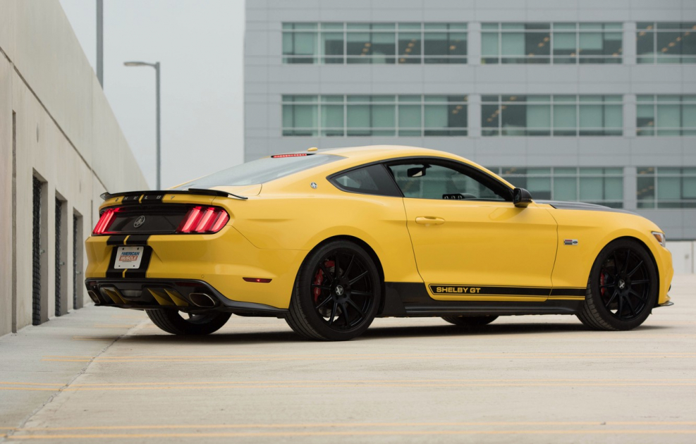 Ford Mustang Shelby желтая