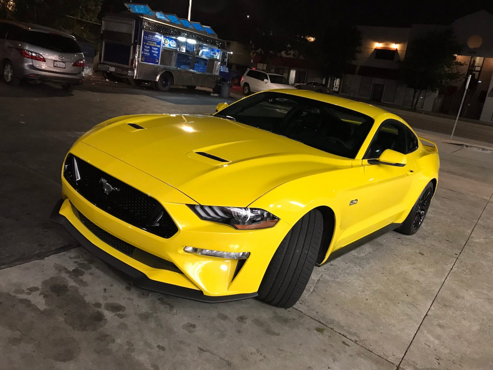 Ford Mustang 2018 желтый