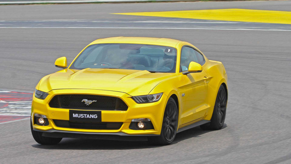 Ford Mustang желтый