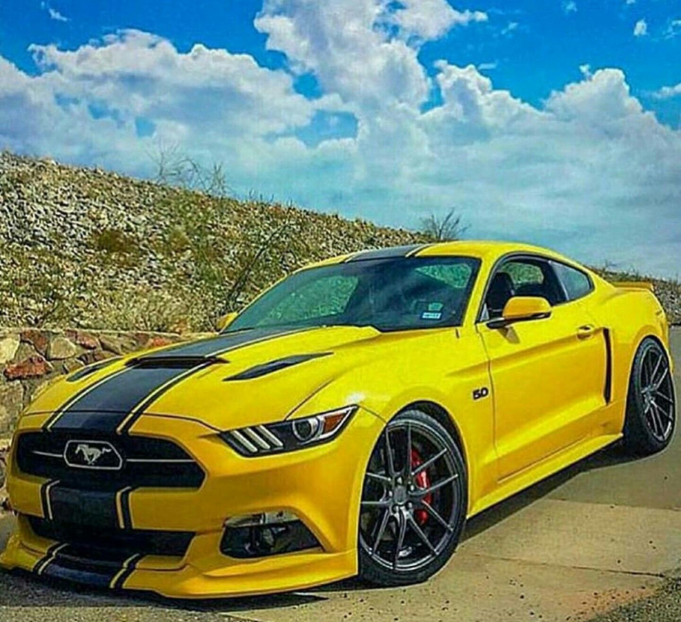 Ford Mustang Shelby желтая