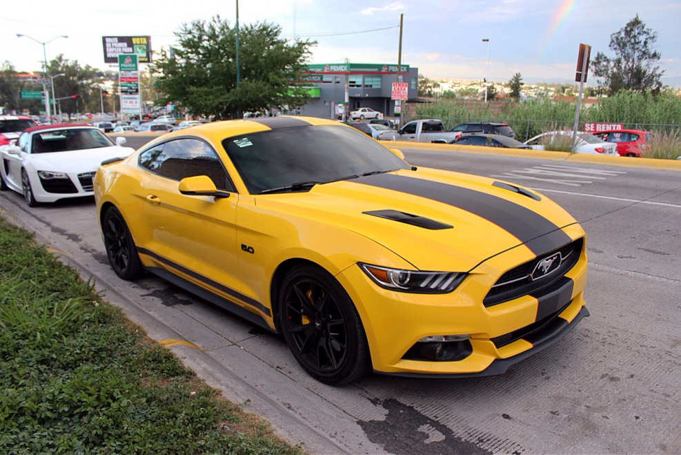 Ford Mustang желтый