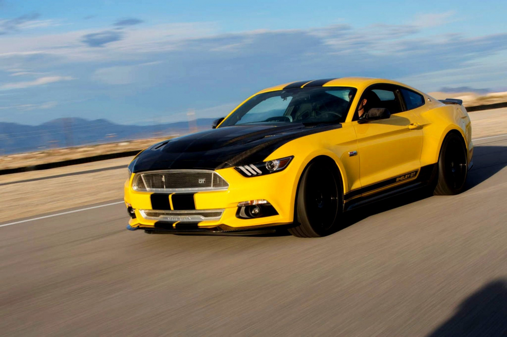 Ford Mustang желтый