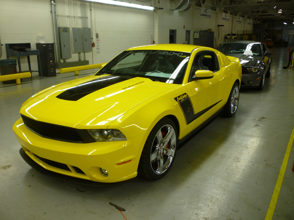 Ford Mustang 2000 желтый
