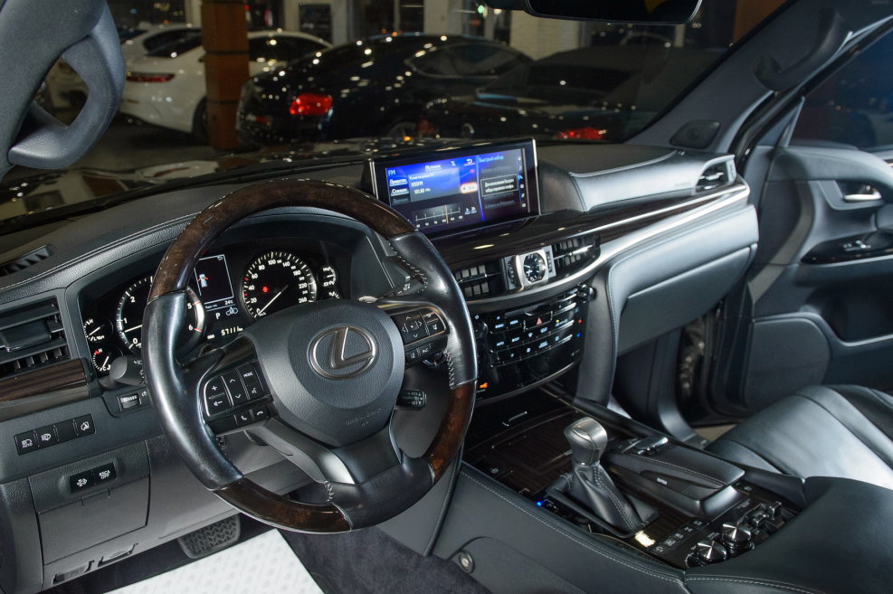Lexus LX 450d салон