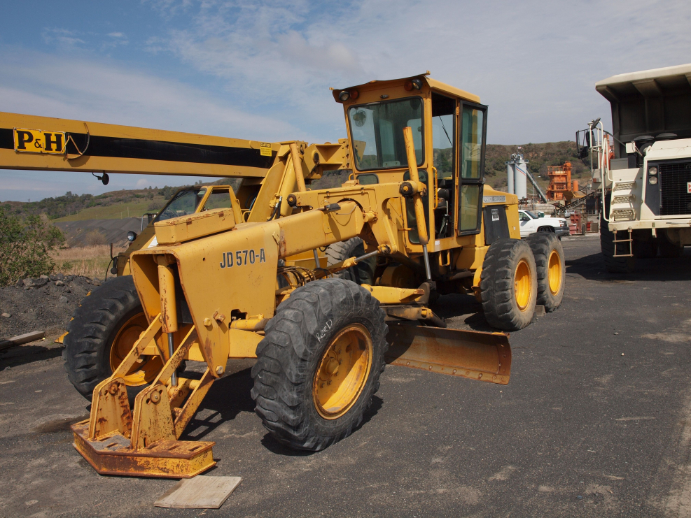 Грейдер John Deere 772g