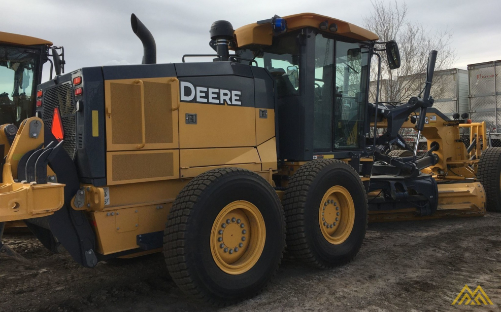 Грейдер John Deere 772g