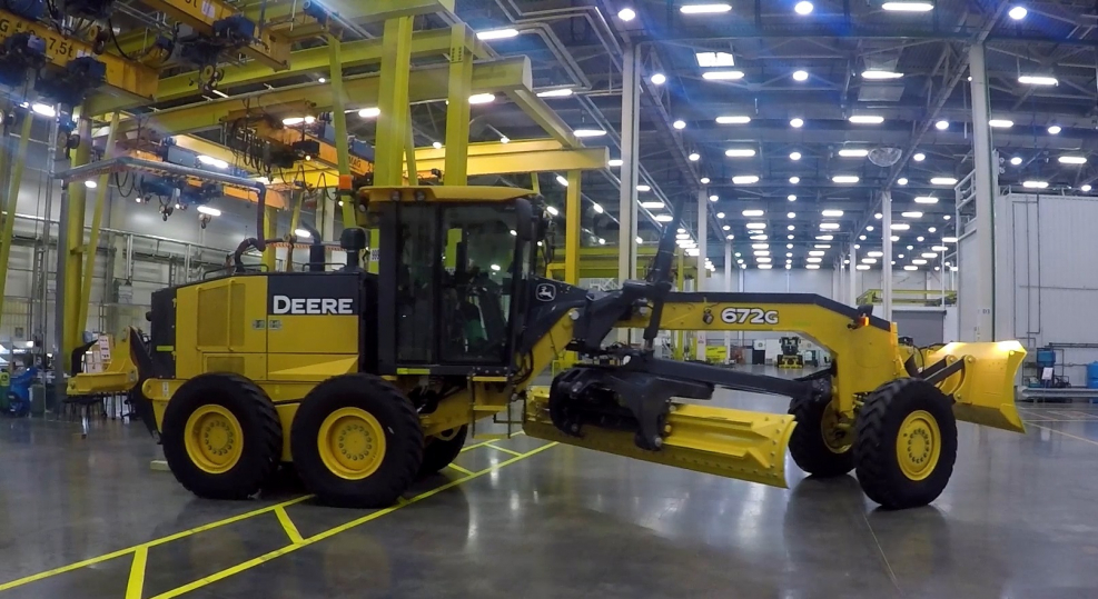 Трактор и грейдер John Deere
