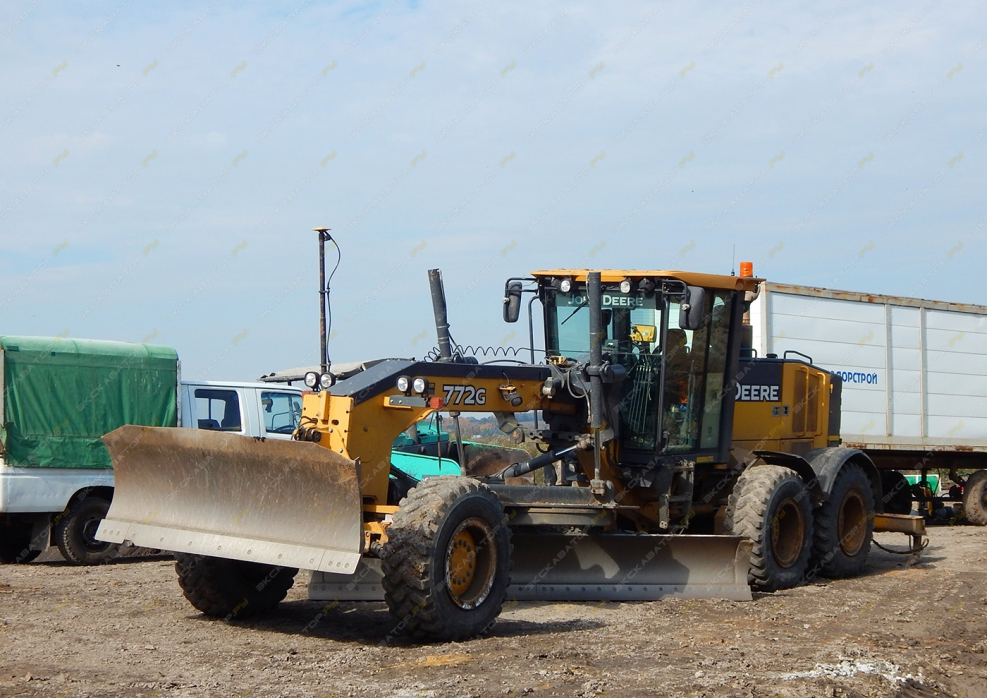 Грейдер John Deere 772g