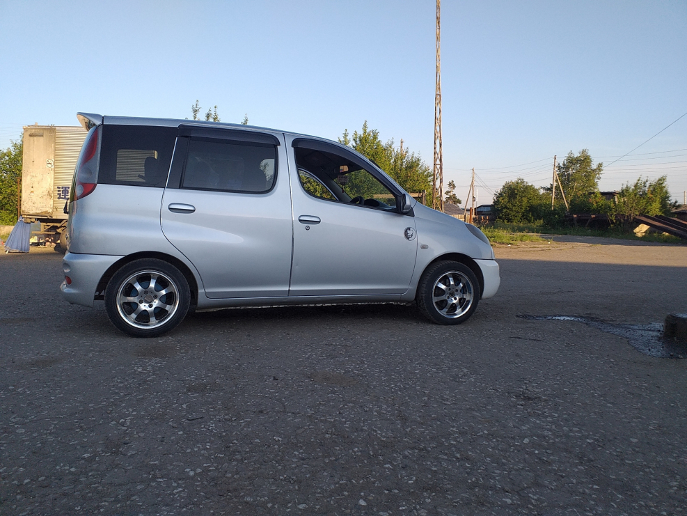 Toyota Funcargo stance