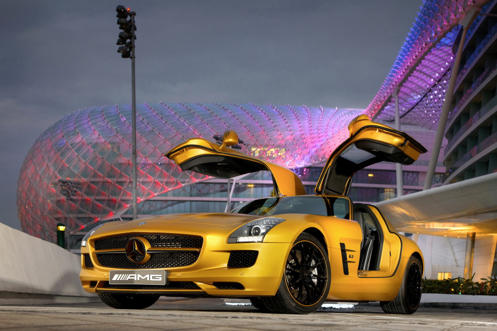 Золотой Mercedes-Benz SLS AMG.