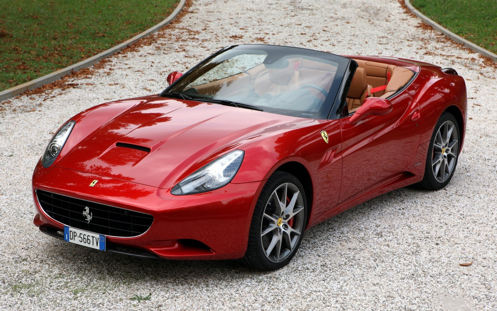 Ferrari California красная