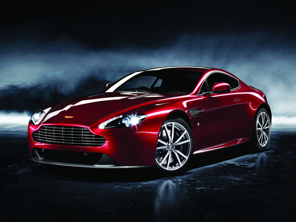 Aston Martin DBS v12 красный