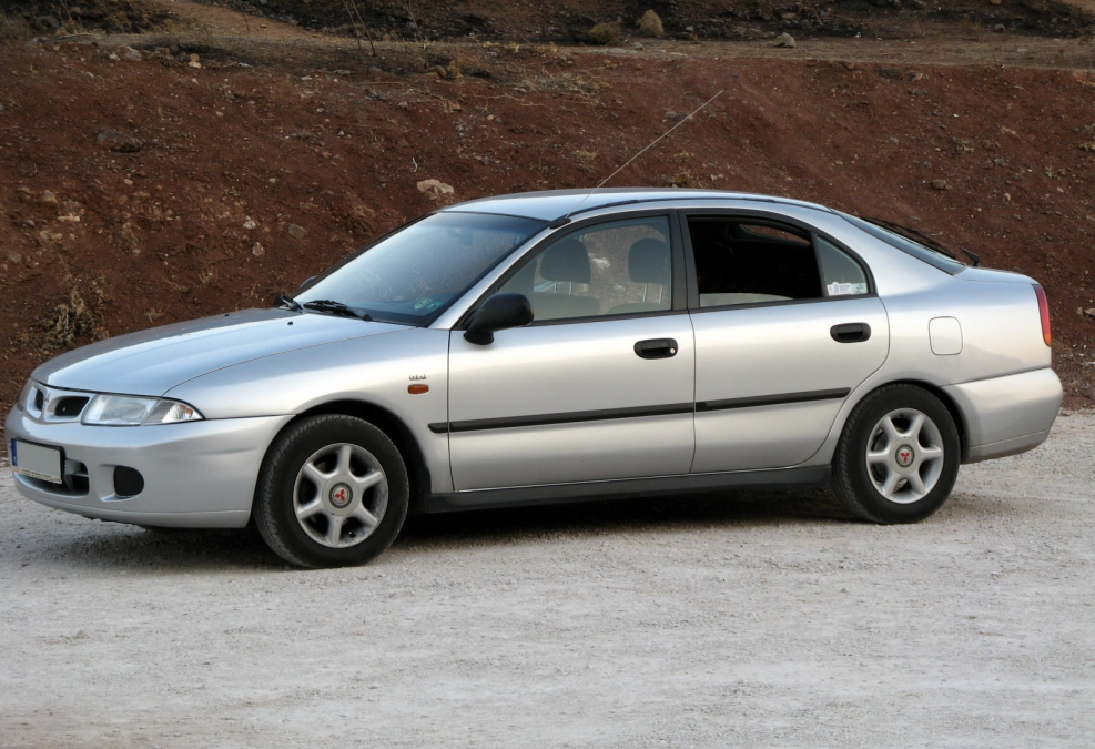 Carisma Mitsubishi 1 поколение